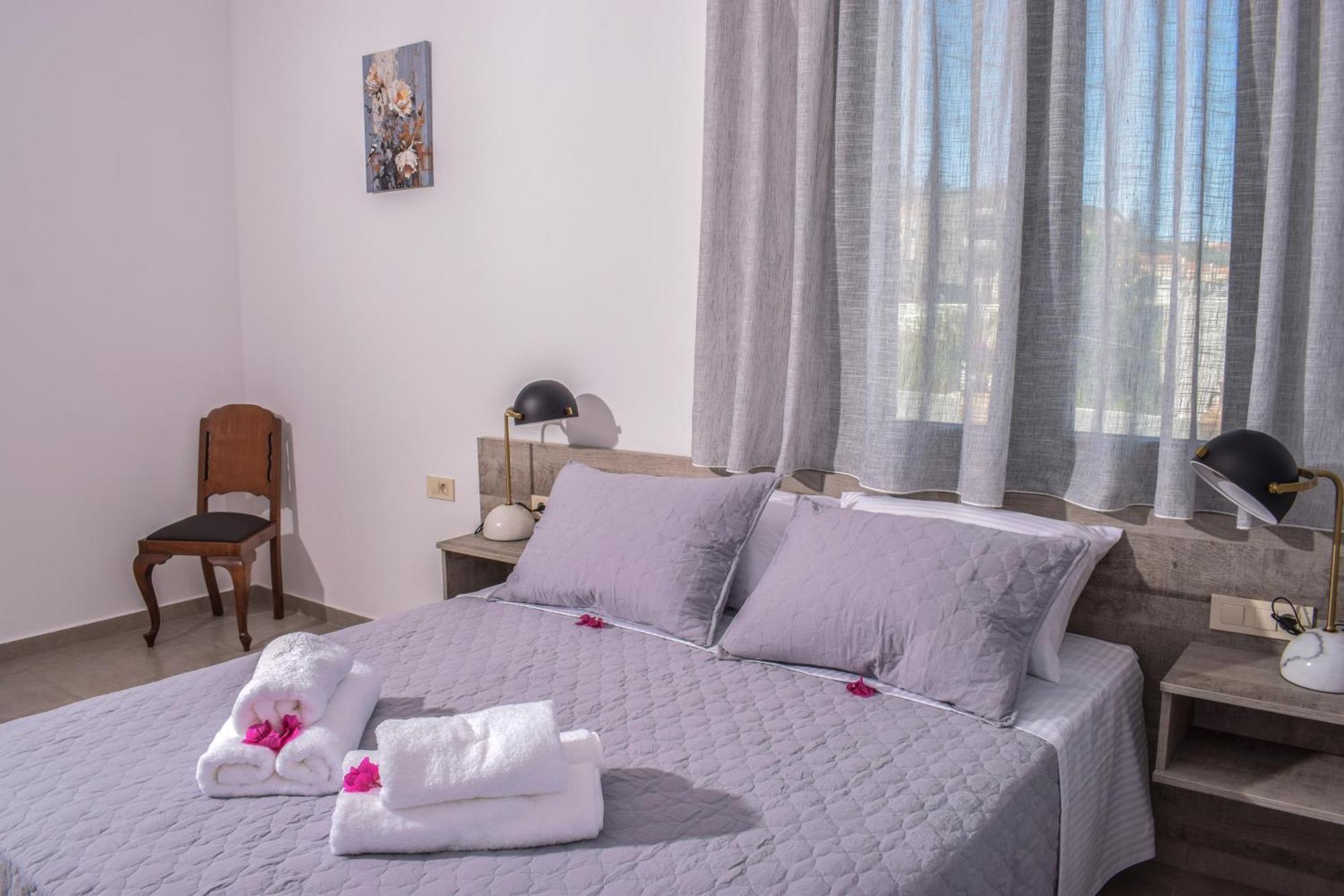 Romantic Corner Maisonette Houses スタロス エクステリア 写真