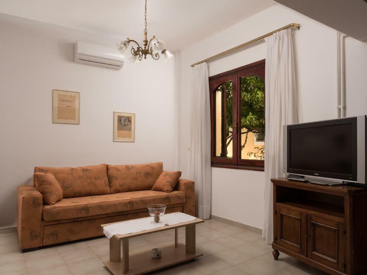 Romantic Corner Maisonette Houses スタロス エクステリア 写真